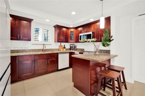 House in Miami, Florida 6 bedrooms, 228.54 sq.m. № 2030407 - photo 18