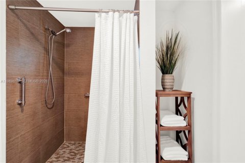 House in Miami, Florida 6 bedrooms, 228.54 sq.m. № 2030407 - photo 28