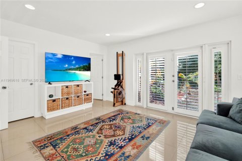 House in Miami, Florida 6 bedrooms, 228.54 sq.m. № 2030407 - photo 24