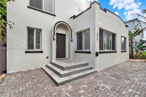 House in Miami, Florida 6 bedrooms, 228.54 sq.m. № 2030407 - photo 4