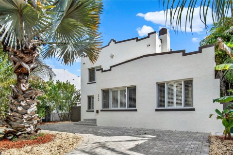 House in Miami, Florida 6 bedrooms, 228.54 sq.m. № 2030407 - photo 3