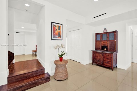 House in Miami, Florida 6 bedrooms, 228.54 sq.m. № 2030407 - photo 11