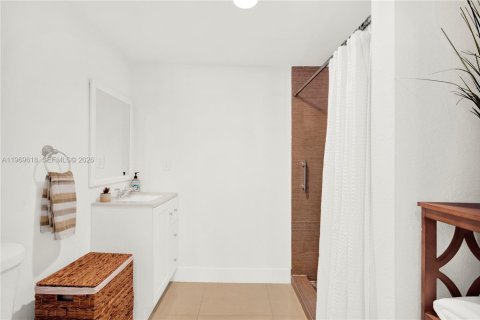 House in Miami, Florida 6 bedrooms, 228.54 sq.m. № 2030407 - photo 27