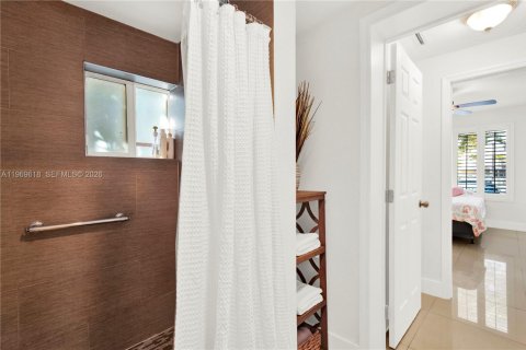 House in Miami, Florida 6 bedrooms, 228.54 sq.m. № 2030407 - photo 30