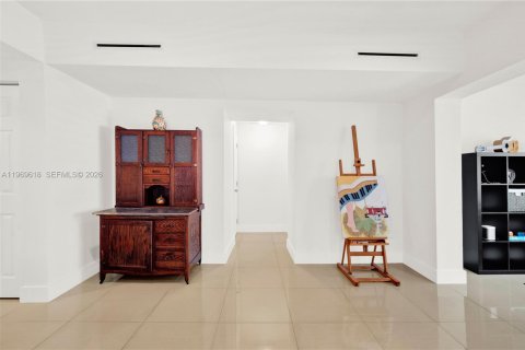 House in Miami, Florida 6 bedrooms, 228.54 sq.m. № 2030407 - photo 12