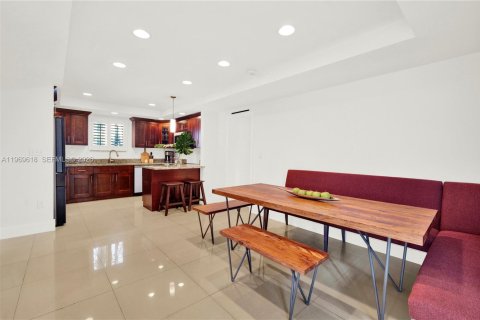 House in Miami, Florida 6 bedrooms, 228.54 sq.m. № 2030407 - photo 16