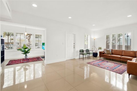 House in Miami, Florida 6 bedrooms, 228.54 sq.m. № 2030407 - photo 13