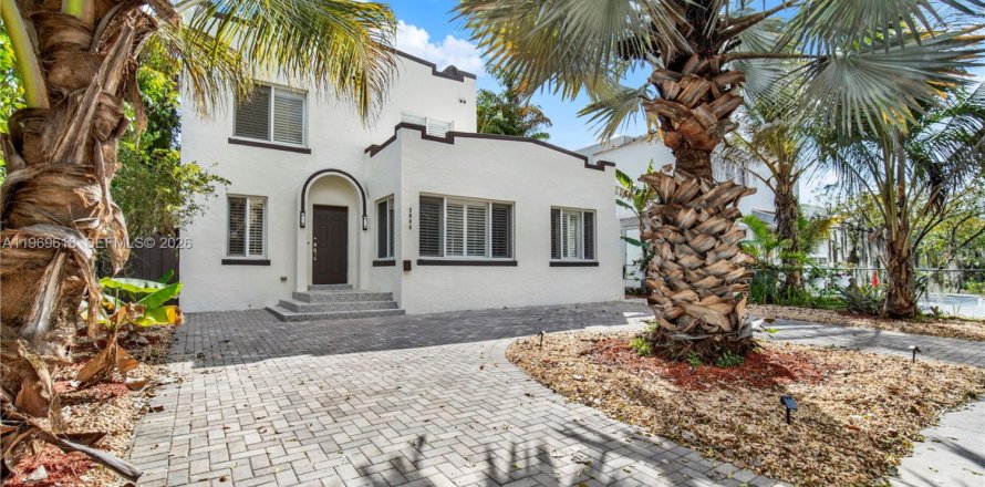 House in Miami, Florida 6 bedrooms, 228.54 sq.m. № 2030407
