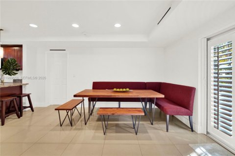 House in Miami, Florida 6 bedrooms, 228.54 sq.m. № 2030407 - photo 15