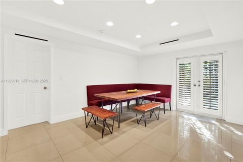 House in Miami, Florida 6 bedrooms, 228.54 sq.m. № 2030407 - photo 21