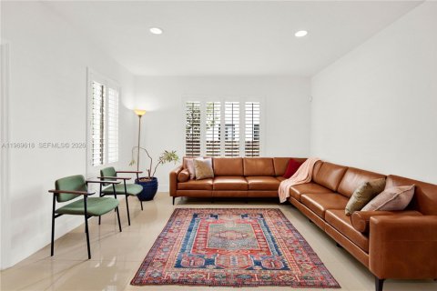 House in Miami, Florida 6 bedrooms, 228.54 sq.m. № 2030407 - photo 8