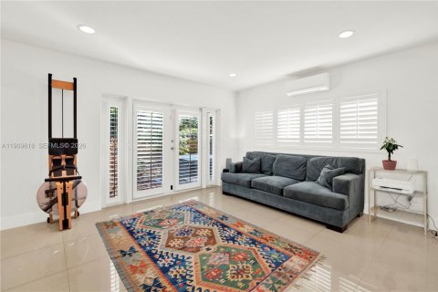 House in Miami, Florida 6 bedrooms, 228.54 sq.m. № 2030407 - photo 23