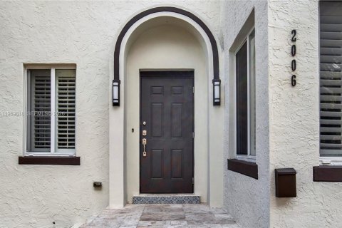 House in Miami, Florida 6 bedrooms, 228.54 sq.m. № 2030407 - photo 6