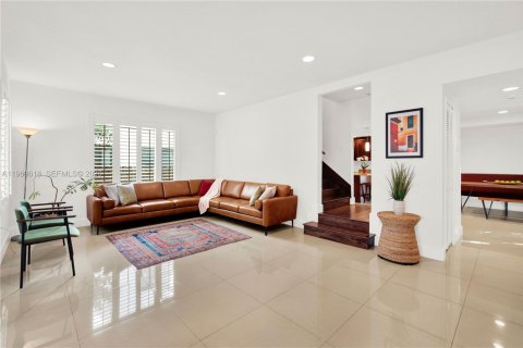 House in Miami, Florida 6 bedrooms, 228.54 sq.m. № 2030407 - photo 9