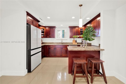 House in Miami, Florida 6 bedrooms, 228.54 sq.m. № 2030407 - photo 17