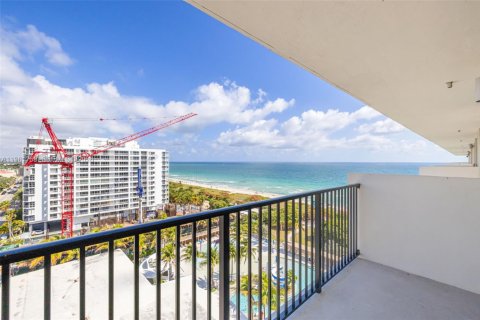 Copropriété à vendre à Surfside, Floride: 2 chambres, 95.13 m2 № 2042986 - photo 20