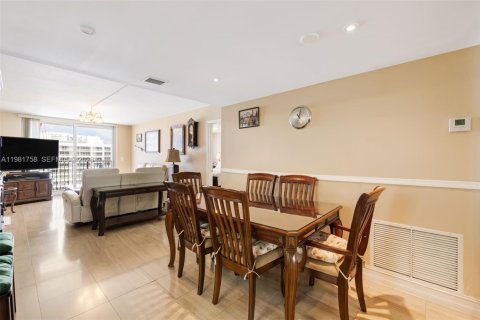 Copropriété à vendre à Surfside, Floride: 2 chambres, 95.13 m2 № 2042986 - photo 4