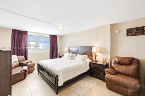 Copropriété à vendre à Surfside, Floride: 2 chambres, 95.13 m2 № 2042986 - photo 12