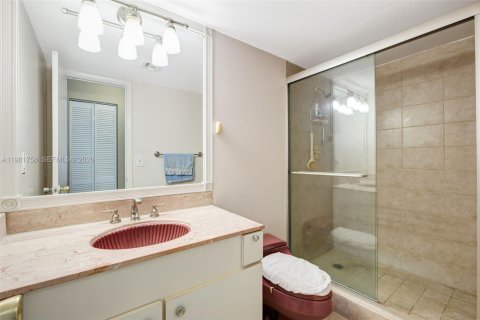 Copropriété à vendre à Surfside, Floride: 2 chambres, 95.13 m2 № 2042986 - photo 19