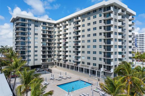 Copropriété à vendre à Surfside, Floride: 2 chambres, 95.13 m2 № 2042986 - photo 21