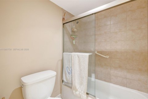 Copropriété à vendre à Surfside, Floride: 2 chambres, 95.13 m2 № 2042986 - photo 16