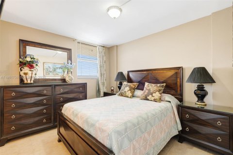 Copropriété à vendre à Surfside, Floride: 2 chambres, 95.13 m2 № 2042986 - photo 17