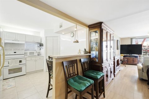 Copropriété à vendre à Surfside, Floride: 2 chambres, 95.13 m2 № 2042986 - photo 5