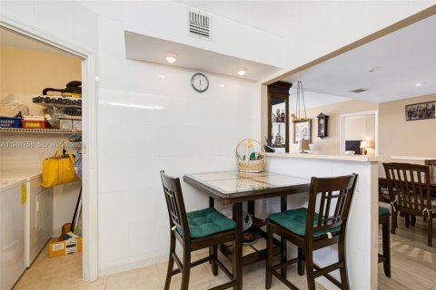 Copropriété à vendre à Surfside, Floride: 2 chambres, 95.13 m2 № 2042986 - photo 7