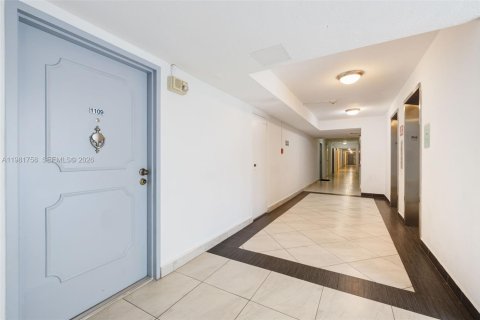 Copropriété à vendre à Surfside, Floride: 2 chambres, 95.13 m2 № 2042986 - photo 3