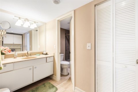 Copropriété à vendre à Surfside, Floride: 2 chambres, 95.13 m2 № 2042986 - photo 15