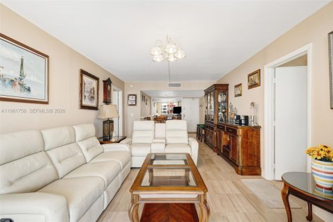 Copropriété à vendre à Surfside, Floride: 2 chambres, 95.13 m2 № 2042986 - photo 11