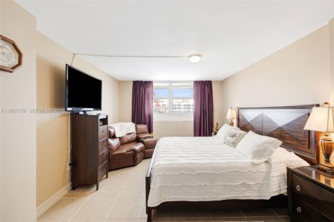 Copropriété à vendre à Surfside, Floride: 2 chambres, 95.13 m2 № 2042986 - photo 14