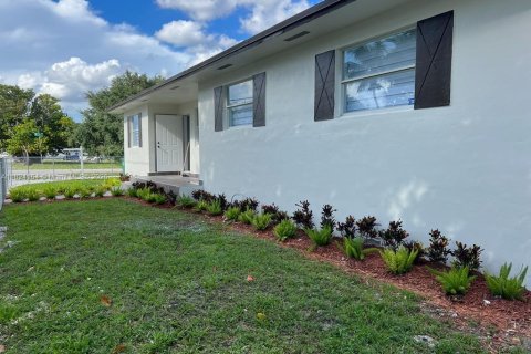 Villa ou maison à vendre à Miami, Floride: 4 chambres, 141.3 m2 № 1791002 - photo 1