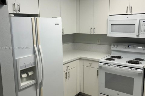 Condo in Coral Gables, Florida, 2 bedrooms  № 2003242 - photo 12