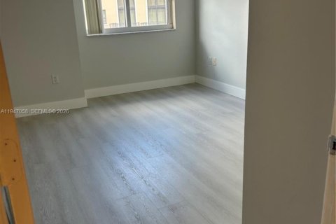 Condo in Coral Gables, Florida, 2 bedrooms  № 2003242 - photo 13