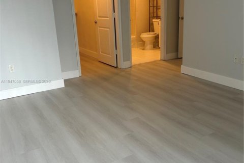 Condo in Coral Gables, Florida, 2 bedrooms  № 2003242 - photo 15