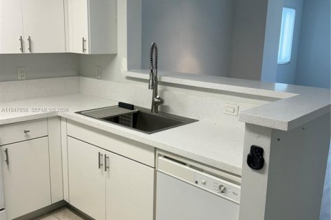 Condo in Coral Gables, Florida, 2 bedrooms  № 2003242 - photo 11