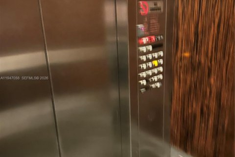 Condo in Coral Gables, Florida, 2 bedrooms  № 2003242 - photo 3