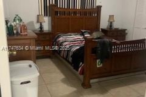 Casa en venta en Hialeah, Florida, 5 dormitorios, 262.54 m2 № 1727014 - foto 12