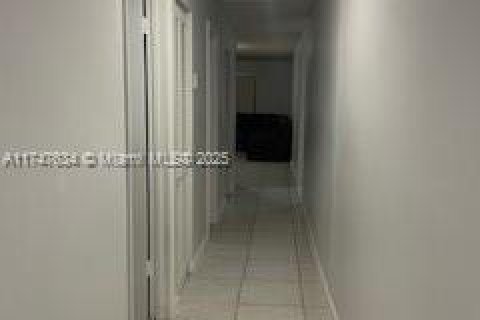 Casa en venta en Hialeah, Florida, 5 dormitorios, 262.54 m2 № 1727014 - foto 11