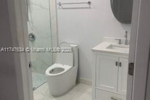 Casa en venta en Hialeah, Florida, 5 dormitorios, 262.54 m2 № 1727014 - foto 17