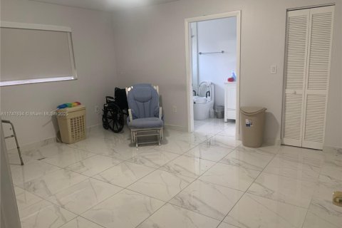 Casa en venta en Hialeah, Florida, 5 dormitorios, 262.54 m2 № 1727014 - foto 7