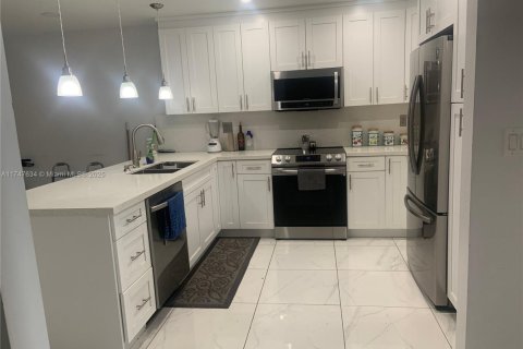 Casa en venta en Hialeah, Florida, 5 dormitorios, 262.54 m2 № 1727014 - foto 3