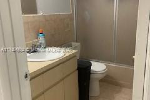 Casa en venta en Hialeah, Florida, 5 dormitorios, 262.54 m2 № 1727014 - foto 15