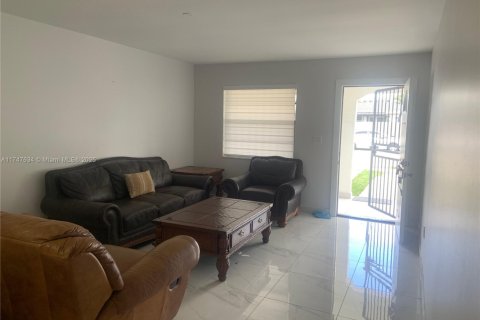 Casa en venta en Hialeah, Florida, 5 dormitorios, 262.54 m2 № 1727014 - foto 2