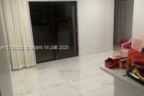 Casa en venta en Hialeah, Florida, 5 dormitorios, 262.54 m2 № 1727014 - foto 16