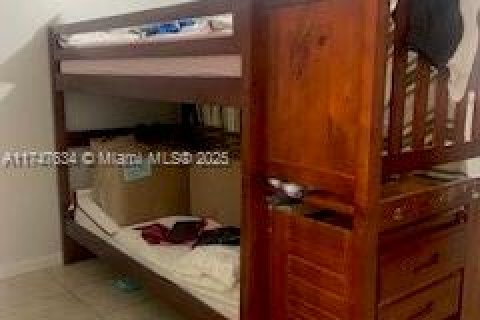 Casa en venta en Hialeah, Florida, 5 dormitorios, 262.54 m2 № 1727014 - foto 21