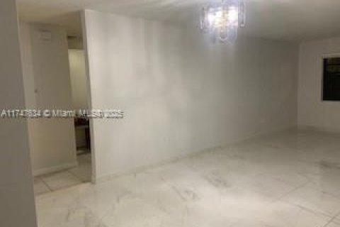 Casa en venta en Hialeah, Florida, 5 dormitorios, 262.54 m2 № 1727014 - foto 19