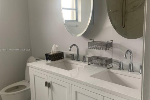 Casa en venta en Hialeah, Florida, 5 dormitorios, 262.54 m2 № 1727014 - foto 8