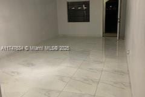 Casa en venta en Hialeah, Florida, 5 dormitorios, 262.54 m2 № 1727014 - foto 18
